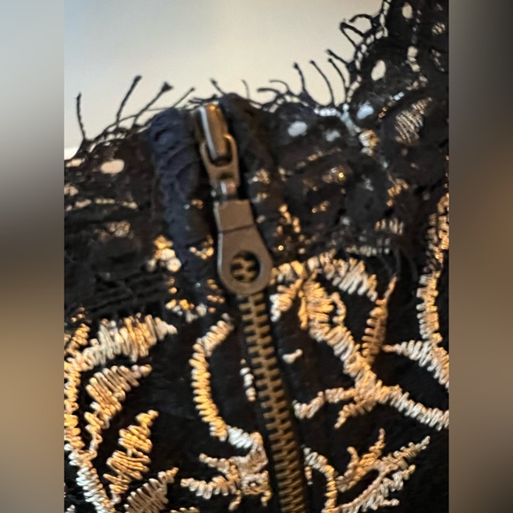 Samantha Dru - S - Black & Gold Lined Top - - Picture 7 of 7